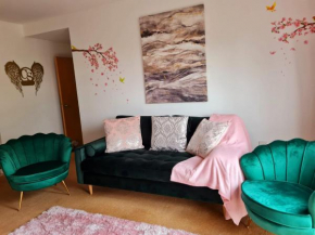 Emerald Blossom-Central Warrington, Luxurious Yet Homely, WiFi, Secure Parking